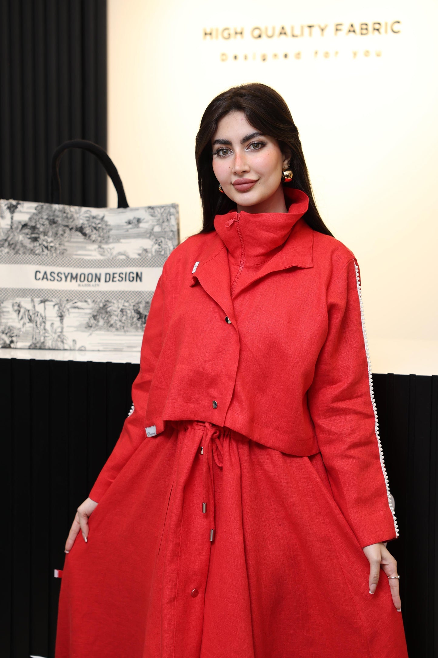 بدلة راقية بتصميم فريد وطابع عصري أنيق بتدخيلات اللؤلؤ