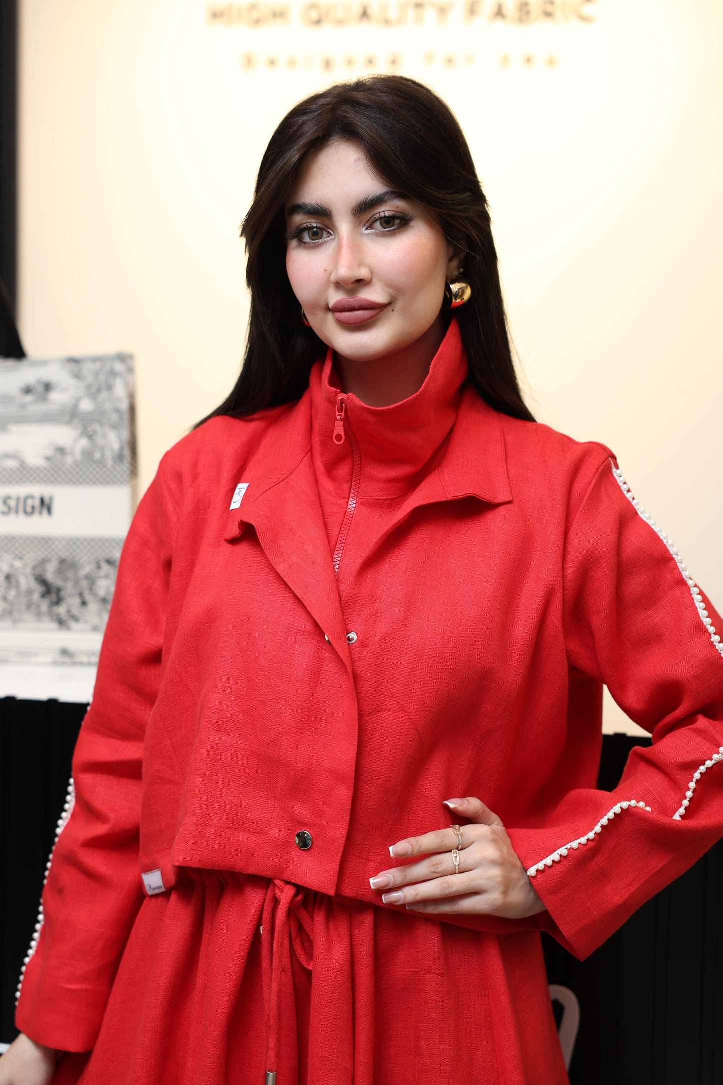 بدلة راقية بتصميم فريد وطابع عصري أنيق بتدخيلات اللؤلؤ