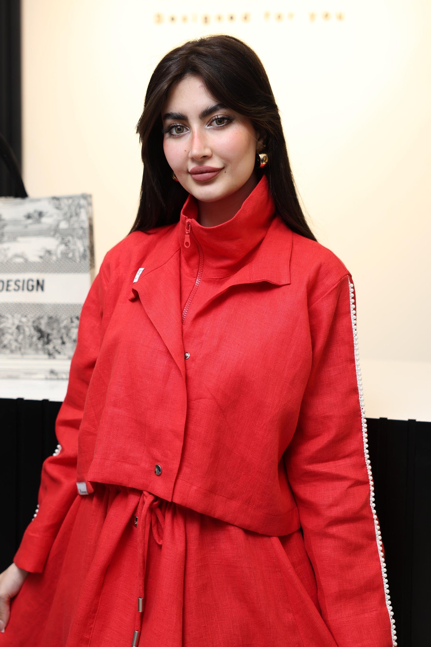 بدلة راقية بتصميم فريد وطابع عصري أنيق بتدخيلات اللؤلؤ