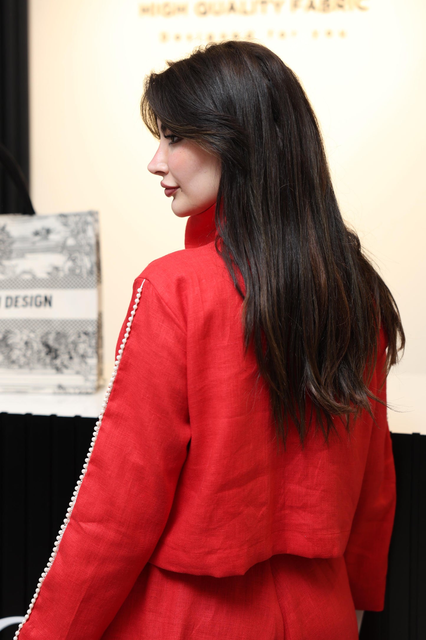 بدلة راقية بتصميم فريد وطابع عصري أنيق بتدخيلات اللؤلؤ