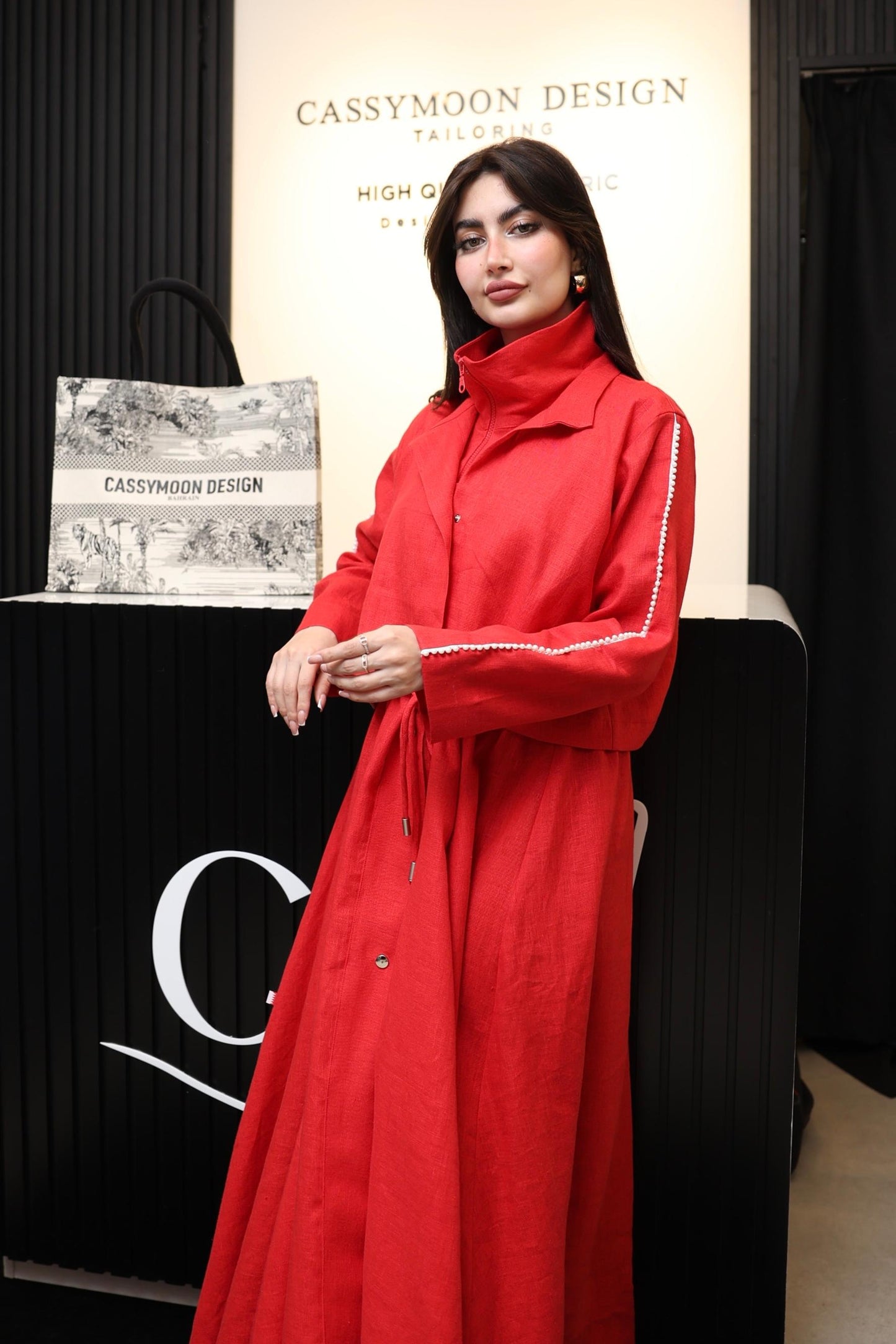 بدلة راقية بتصميم فريد وطابع عصري أنيق بتدخيلات اللؤلؤ