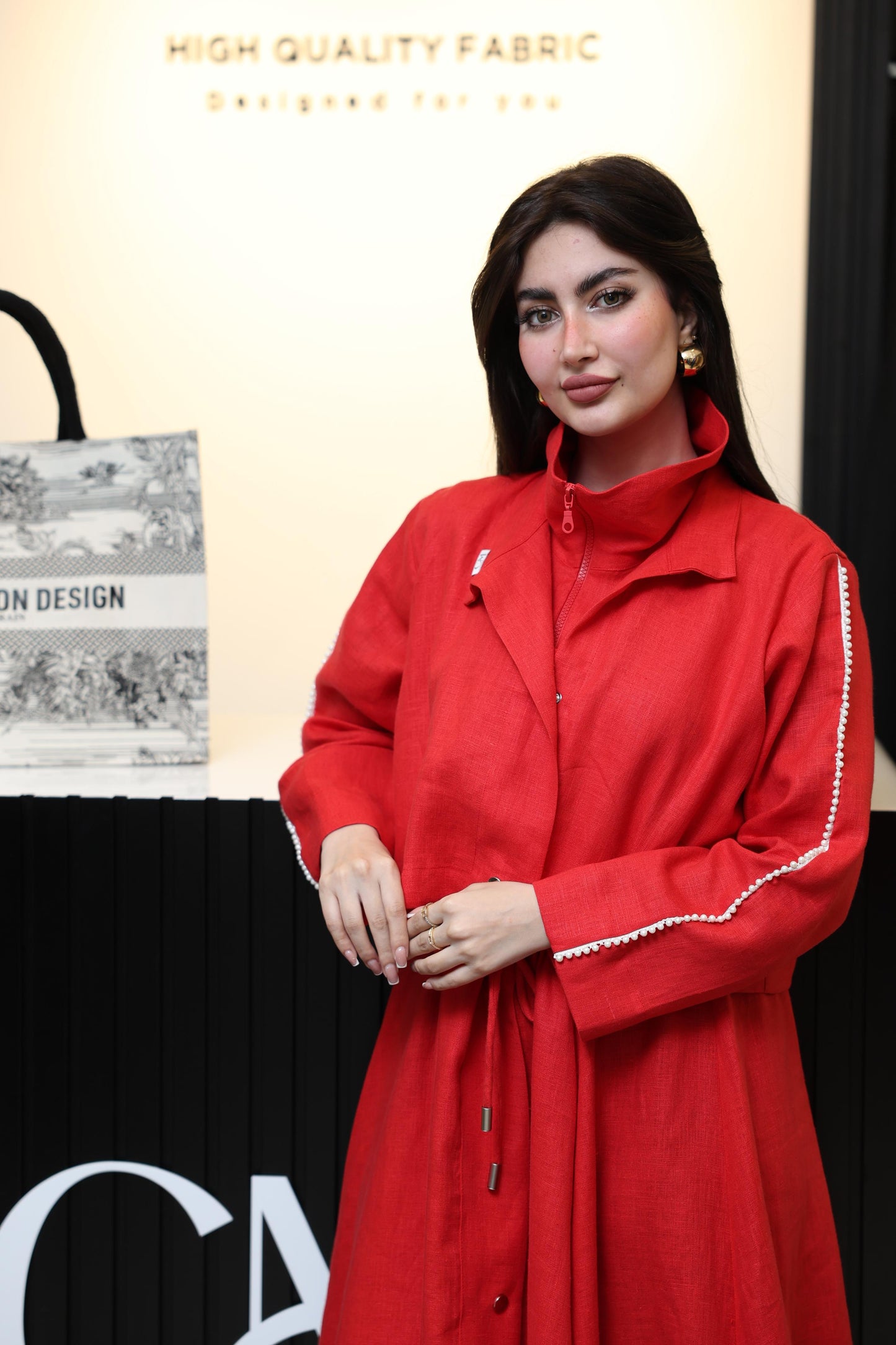 بدلة راقية بتصميم فريد وطابع عصري أنيق بتدخيلات اللؤلؤ