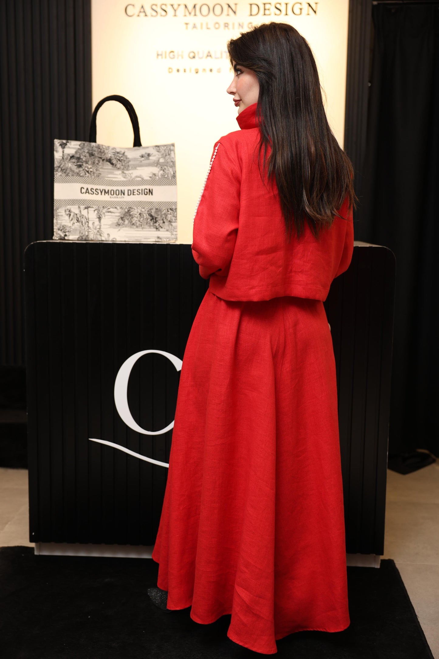 بدلة راقية بتصميم فريد وطابع عصري أنيق بتدخيلات اللؤلؤ