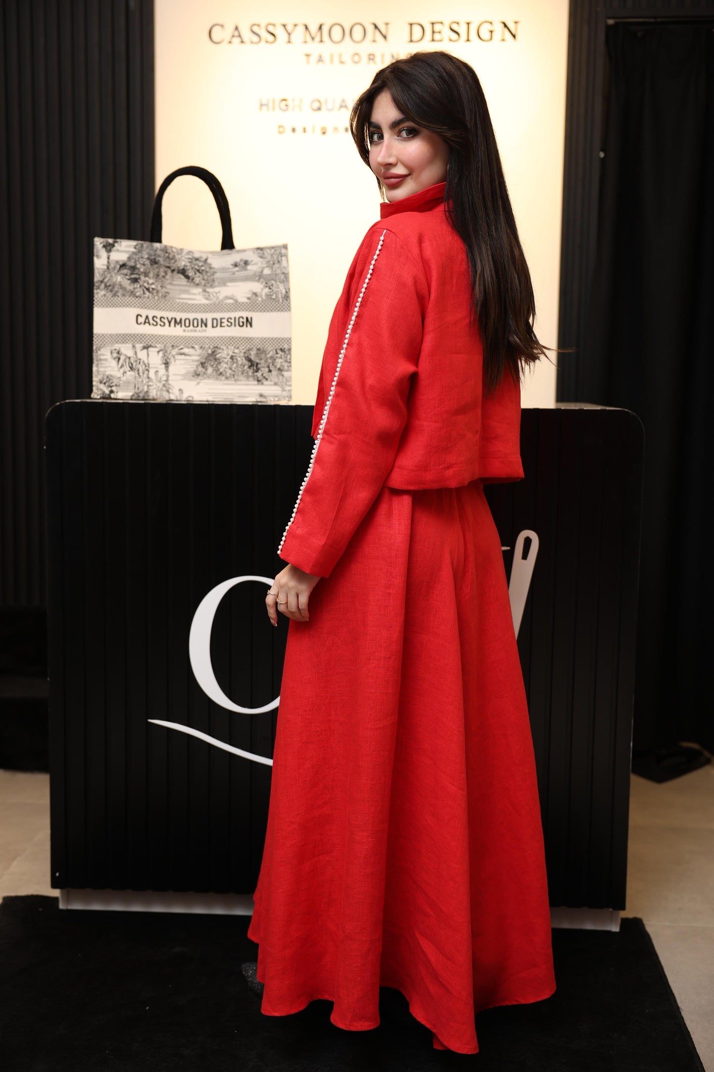 بدلة راقية بتصميم فريد وطابع عصري أنيق بتدخيلات اللؤلؤ