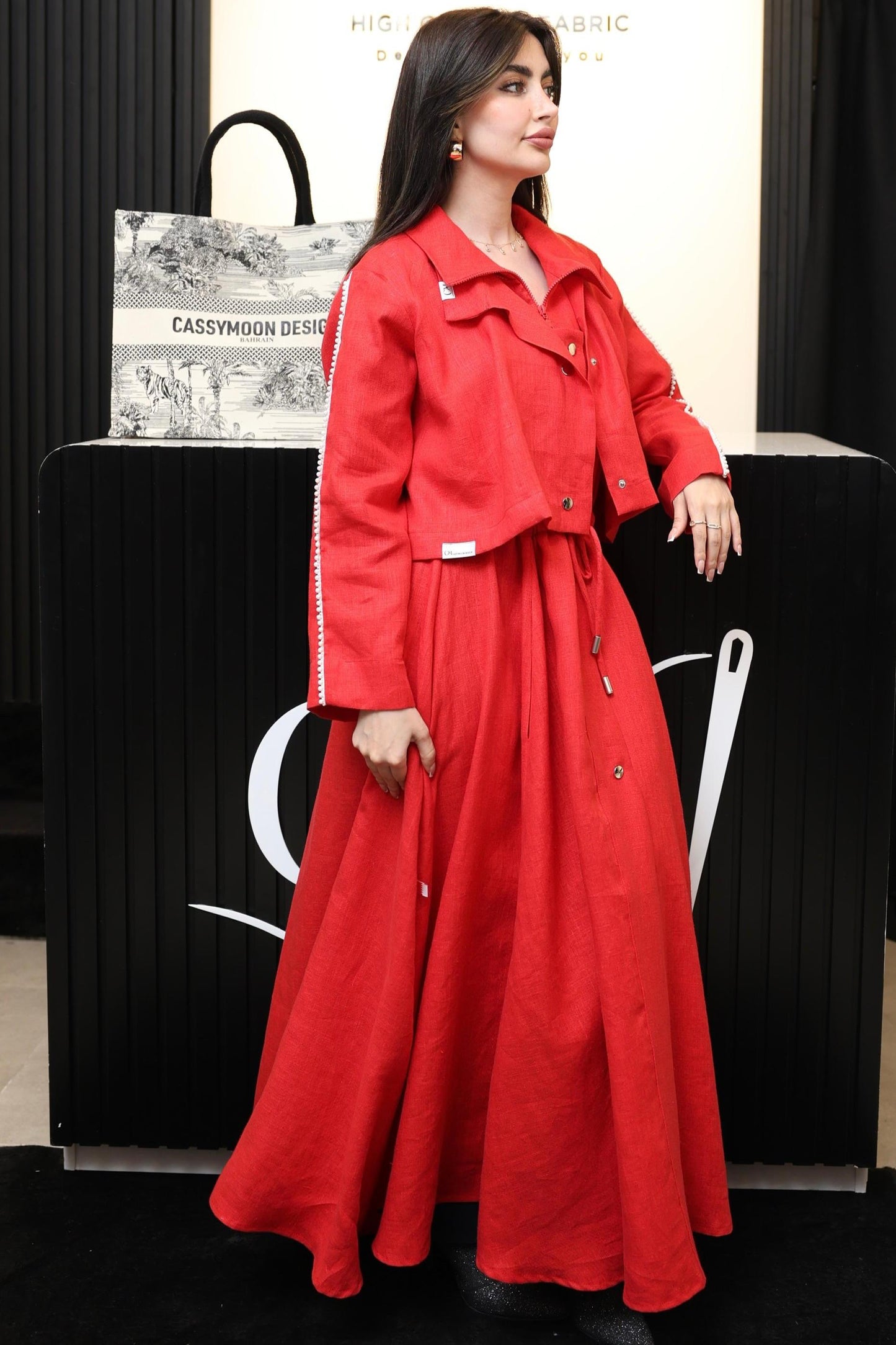 بدلة راقية بتصميم فريد وطابع عصري أنيق بتدخيلات اللؤلؤ